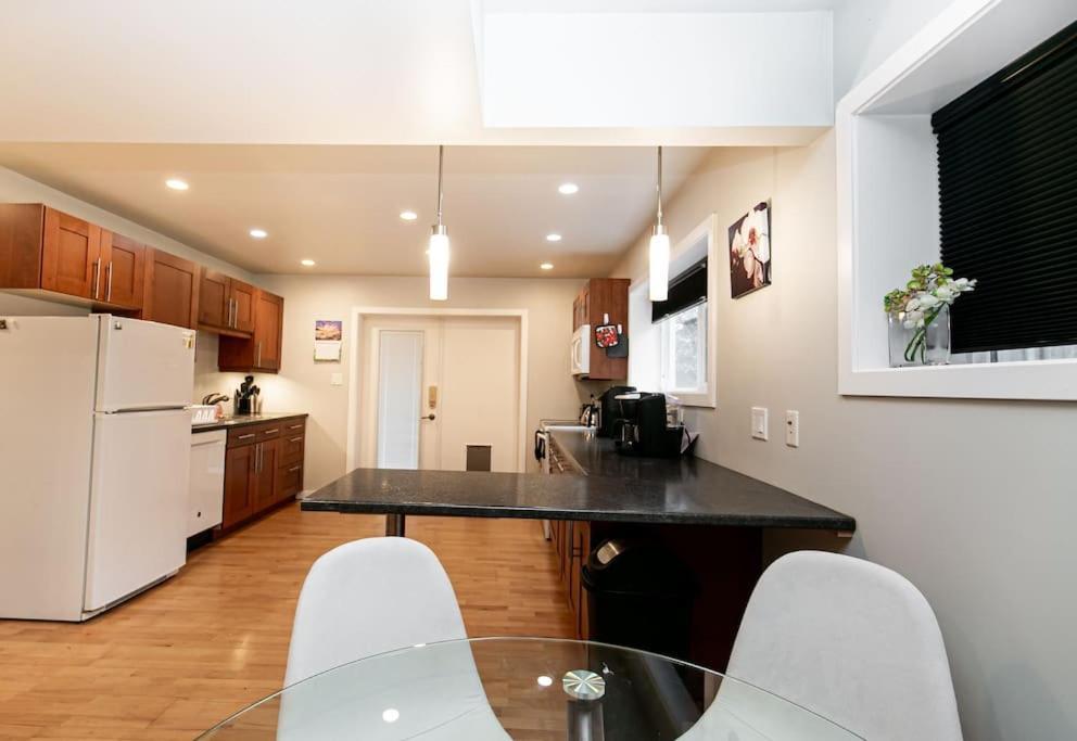Lovely 1 Bedroom Suite Near Town Victoria Buitenkant foto