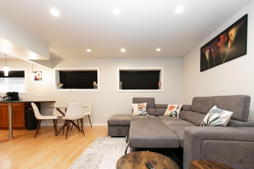 Lovely 1 Bedroom Suite Near Town Victoria Buitenkant foto