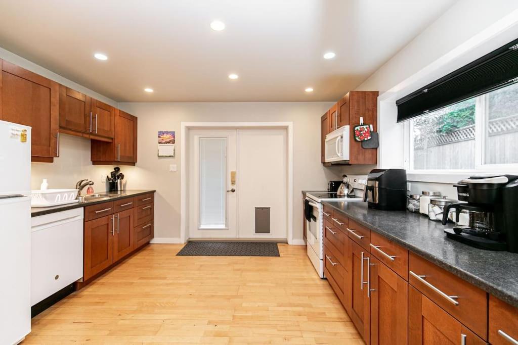 Lovely 1 Bedroom Suite Near Town Victoria Buitenkant foto